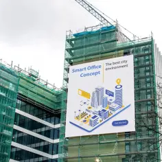 Jak zamontować baner na elewacji: skuteczne metody i porady