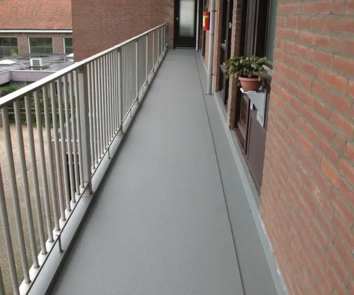 Czym pomalować balkon? Najlepsze farby, które przetrwają warunki atmosferyczne
