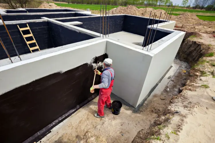 Jak skutecznie zabezpieczyć fundamenty przed wilgocią i zniszczeniem